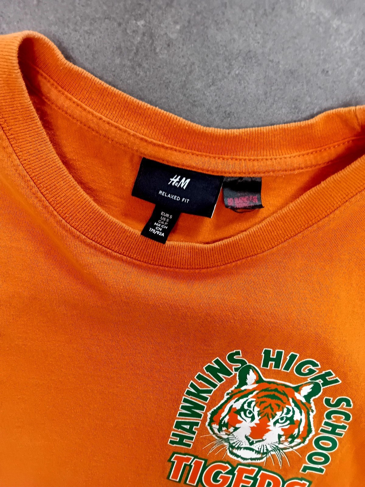 T-shirt Hawkins High School Tigers, Ophalen of Verzenden, Zo goed als nieuw, H&M, Overige maten