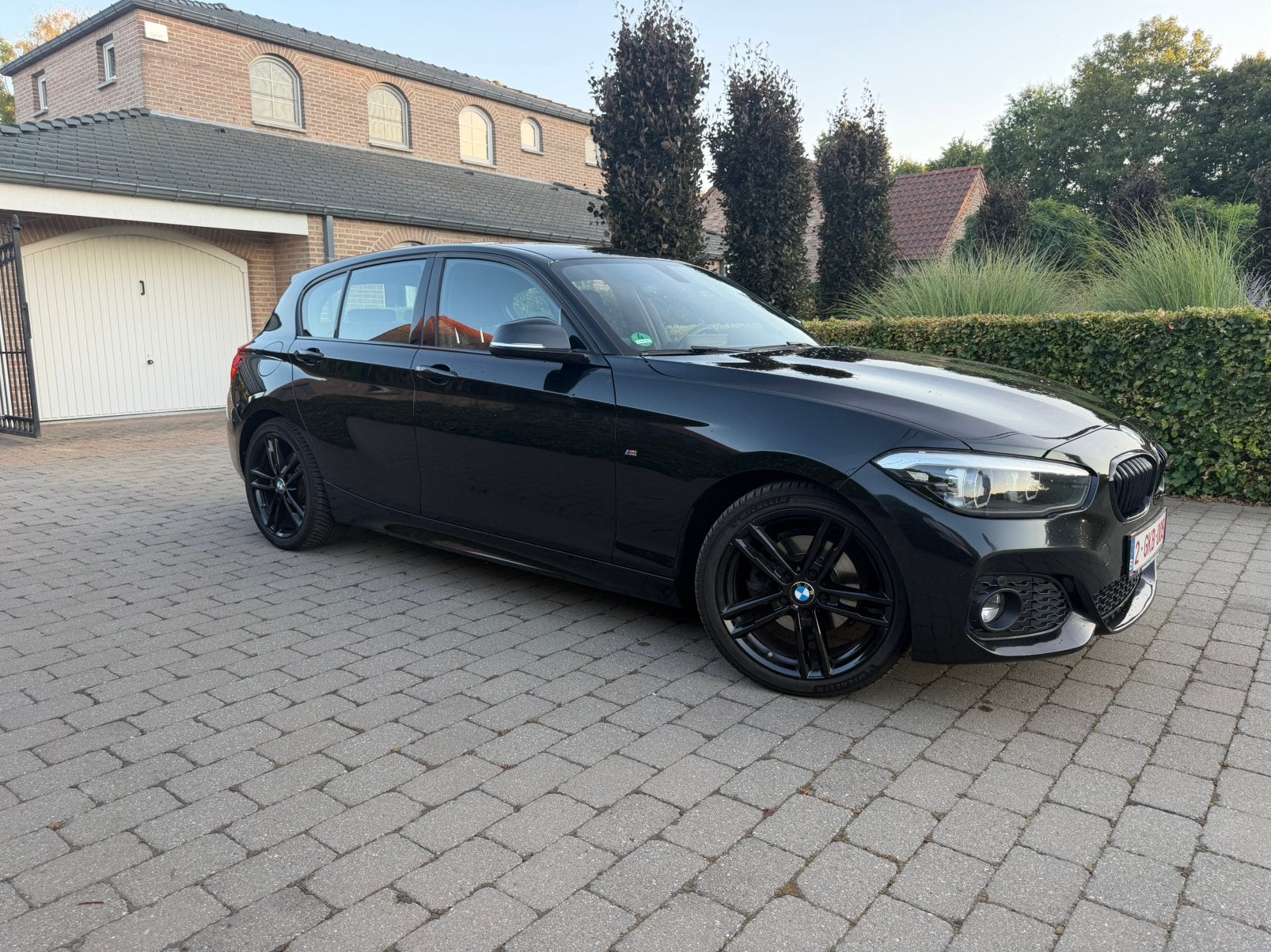 BMW 120i MSPORT*CARPLAY*SHADOW, Auto's, BMW, Automaat, Zwart, https://public.car-pass.be/verify/5061-6358-2437, 5 deurs