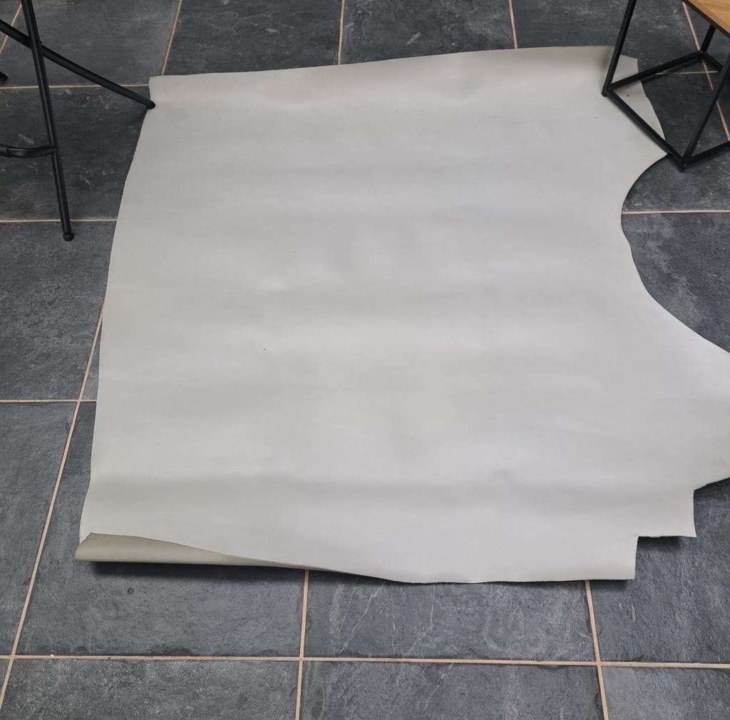 1,4 mètre carré de cuir verni blanc, Enlèvement ou Envoi, Blanc