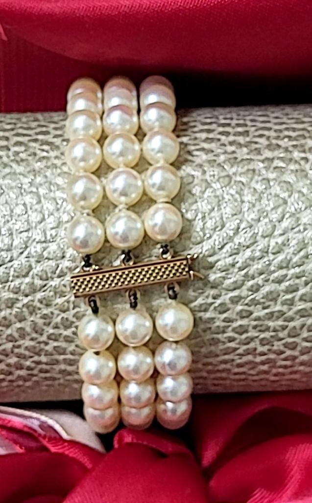 Prachtige 3 rijige luxe armband van japanse akoya parels., Handtassen en Accessoires, Armbanden, Zo goed als nieuw, Goud, Wit