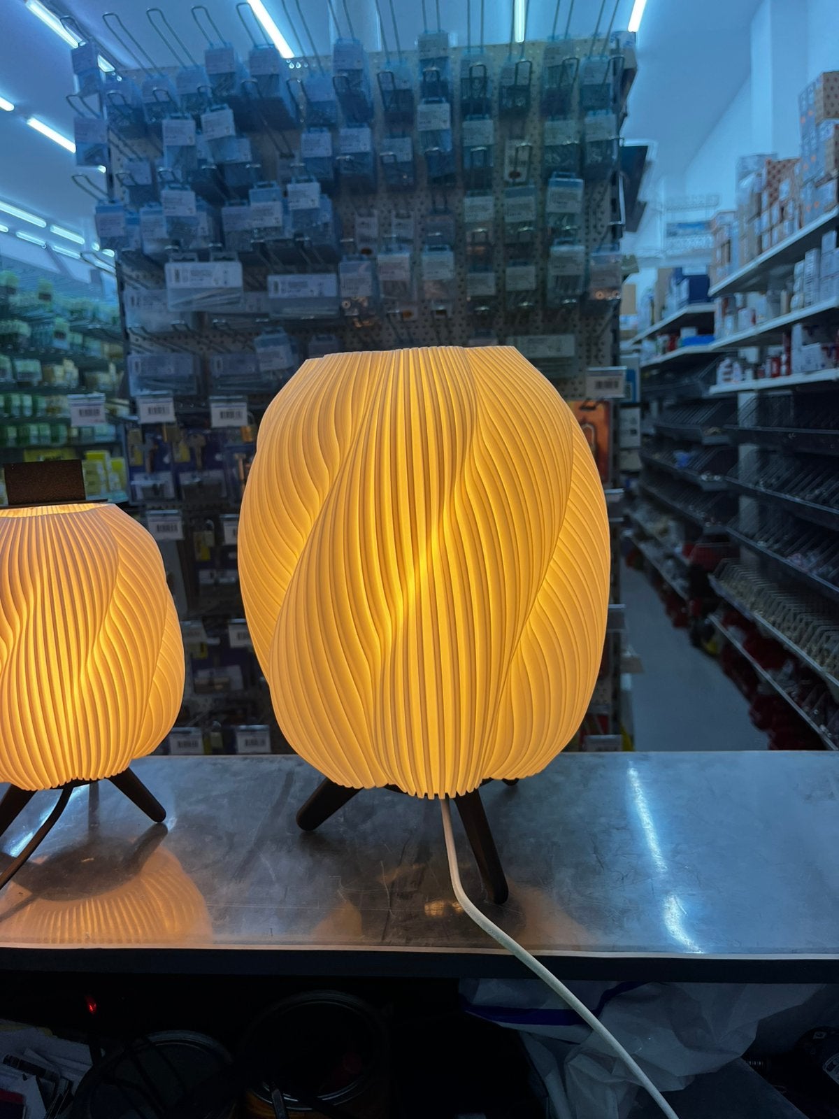 Lampe de chevet twist Grand Format !, Neuf, Lampe de chevet, Enlèvement ou Envoi, E27 (grand)