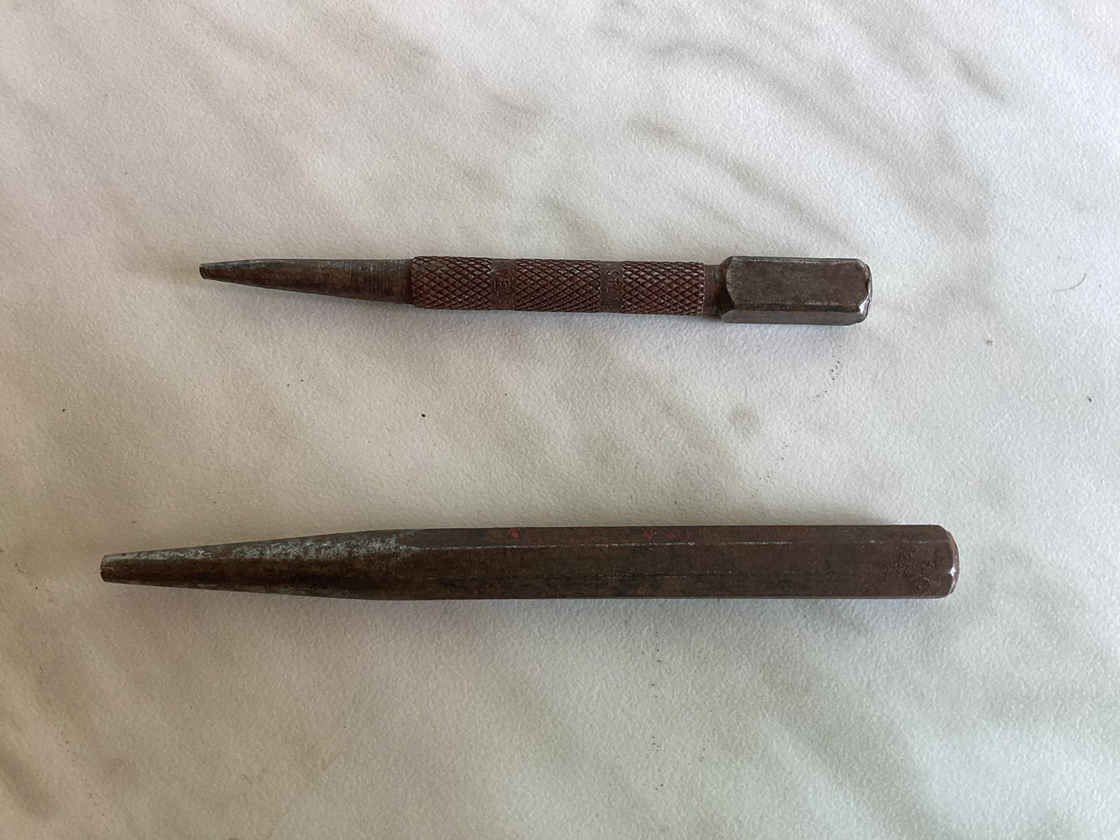 2 exemplaires, Antiquités & Art, Antiquités | Outils & Instruments, Enlèvement