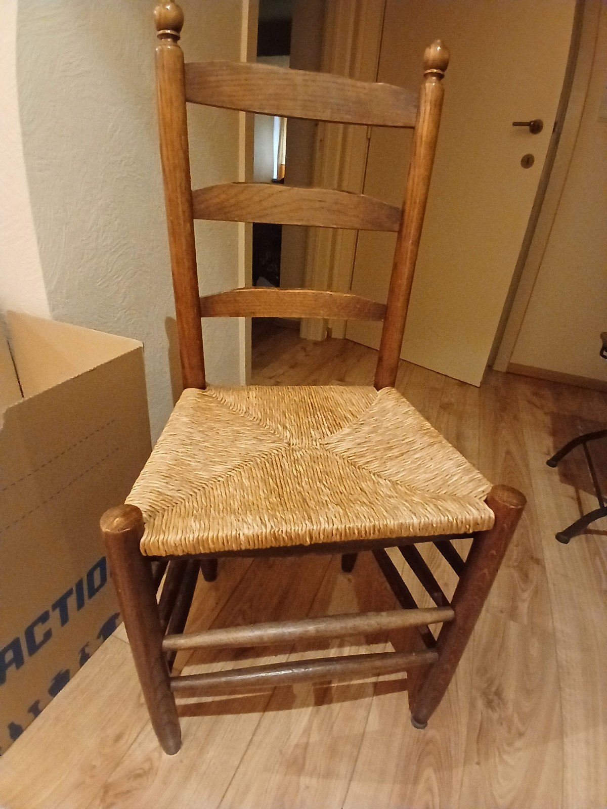 5 of 6 antieke stoelen, Enlèvement