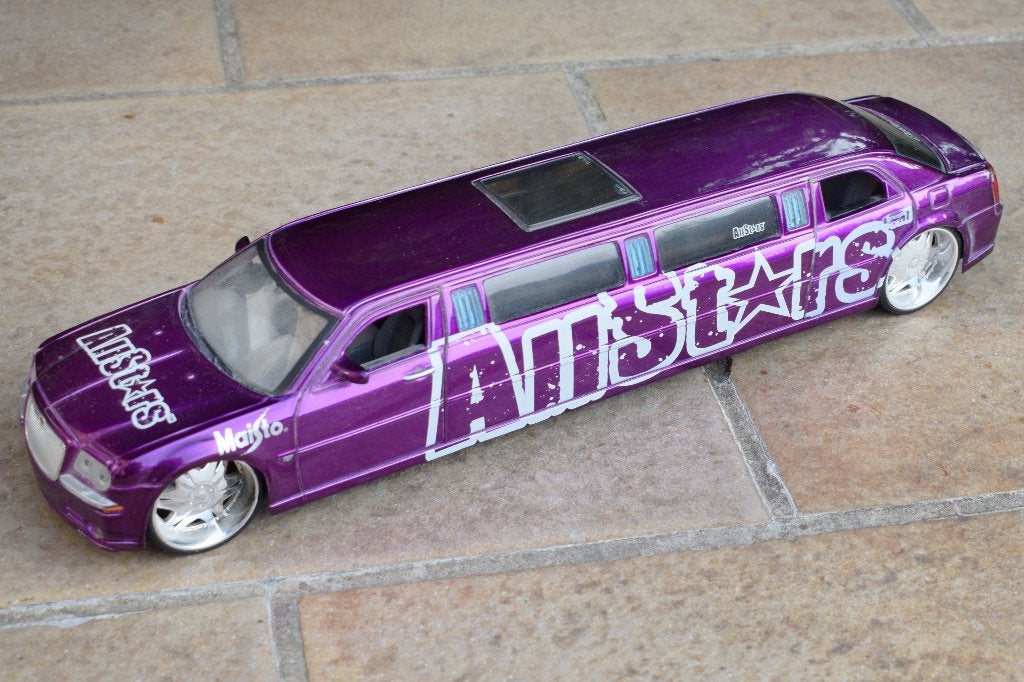 miniature automobile limousine maisto 1:24 chrysler 300 C, Enlèvement ou Envoi, Utilisé, Maisto