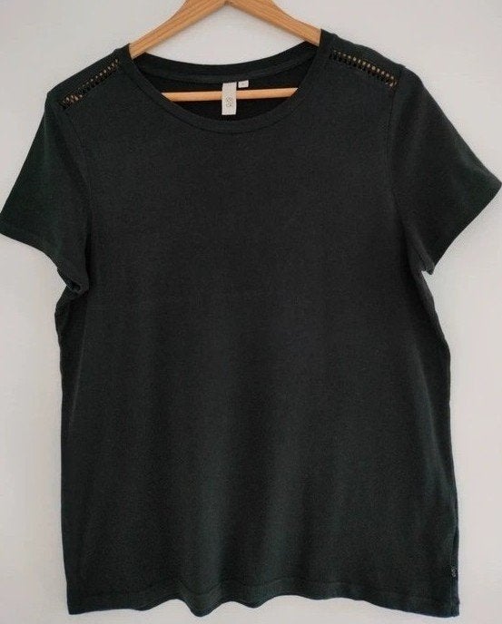 T-shirt met tof detail op de schouders s.Oliver. Medium, Vêtements | Femmes, T-shirts, Manches courtes, Taille 38/40 (M), Enlèvement ou Envoi