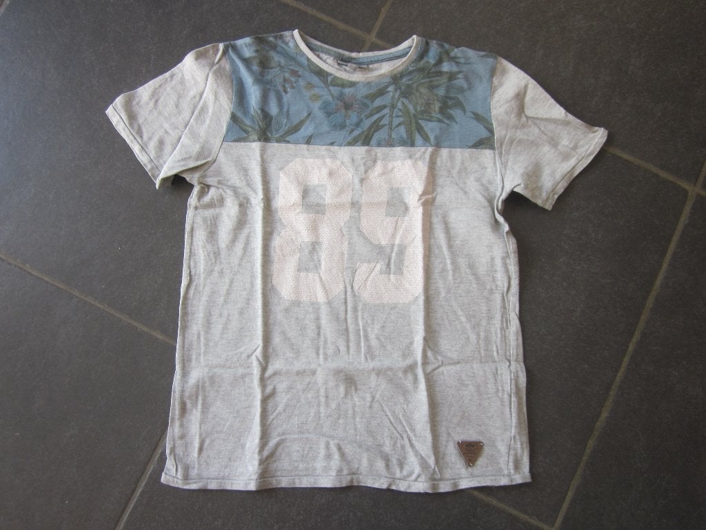 grijs-blauwe T-shirt met nummer 89 en plantjes, Kinderen en Baby's, Kinderkleding | Maat 146, Ophalen of Verzenden, Gebruikt, Jongen