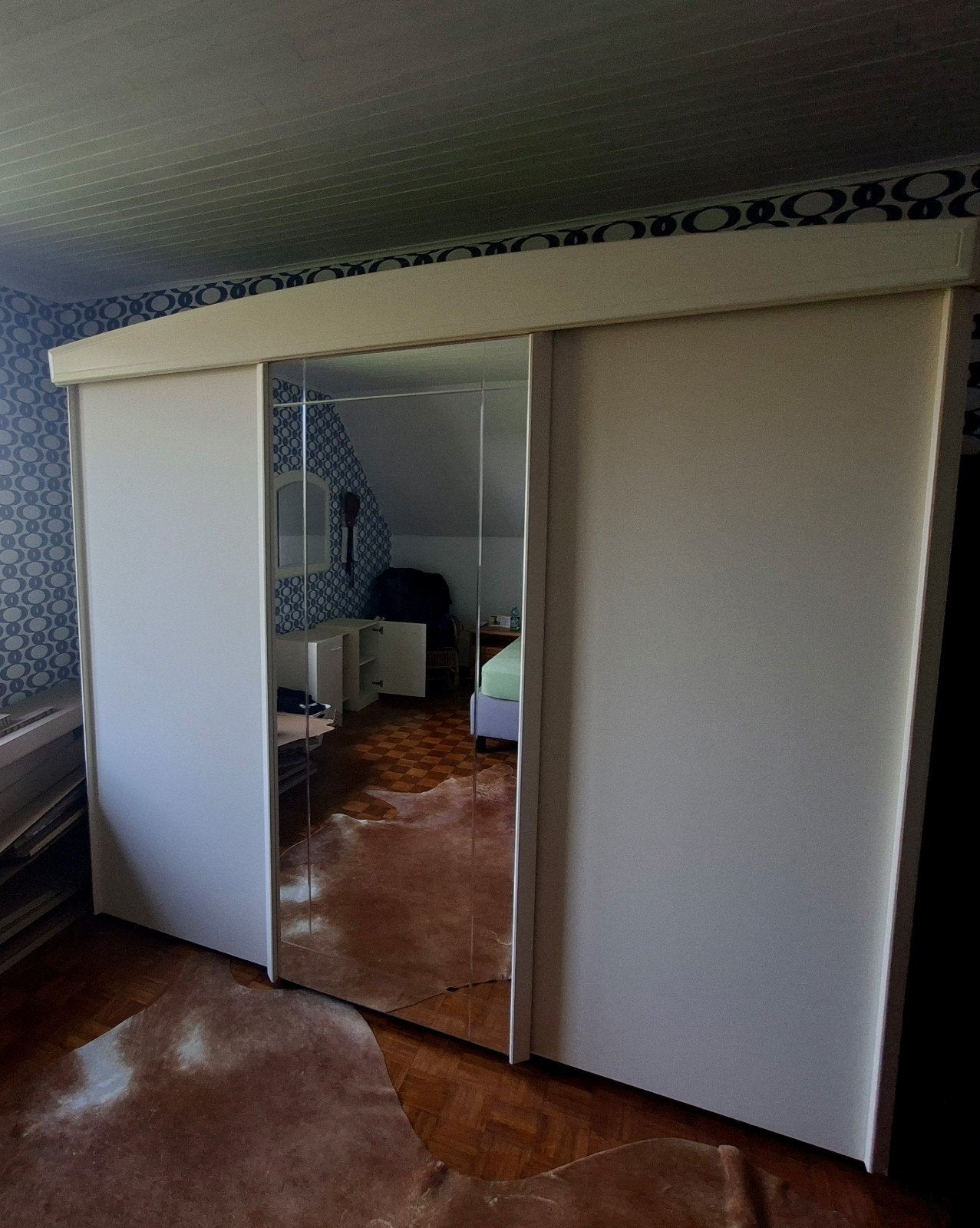 Grote kleerkast met bijhorend kastje en spiegel, Ophalen