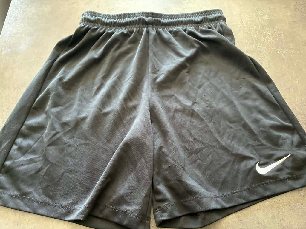 Zwarte Nike voetbalshort 12-13 jaar, Sport en Fitness, Voetbal, Maat XS of kleiner, Ophalen of Verzenden, Gebruikt, Broek