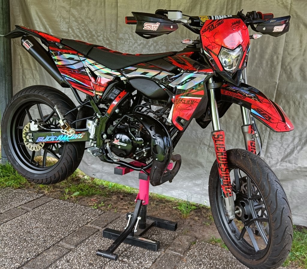 Sherco SM50-R 2025 1700km met unieke look, Fietsen en Brommers, Brommers | Crossbrommers, Zo goed als nieuw, Overige merken, Ophalen