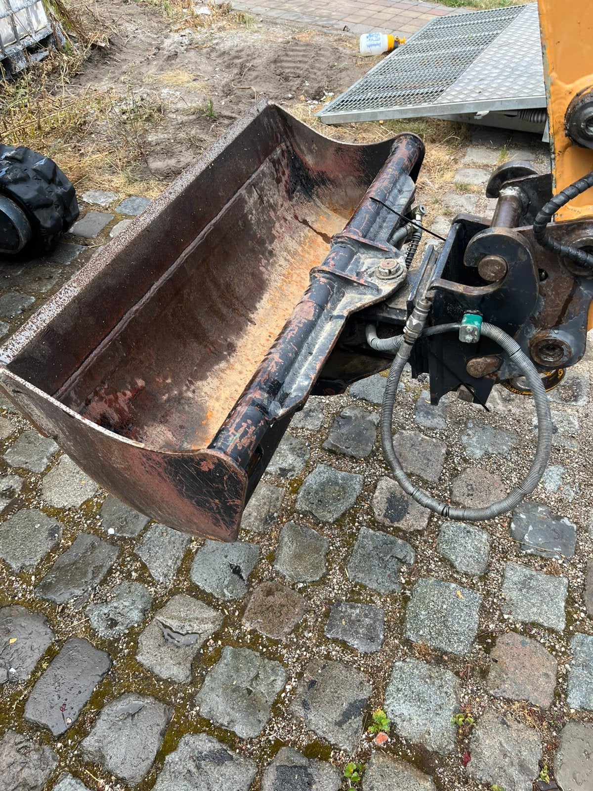 Kantelbak en funderingsgrijper, Zakelijke goederen, Ophalen