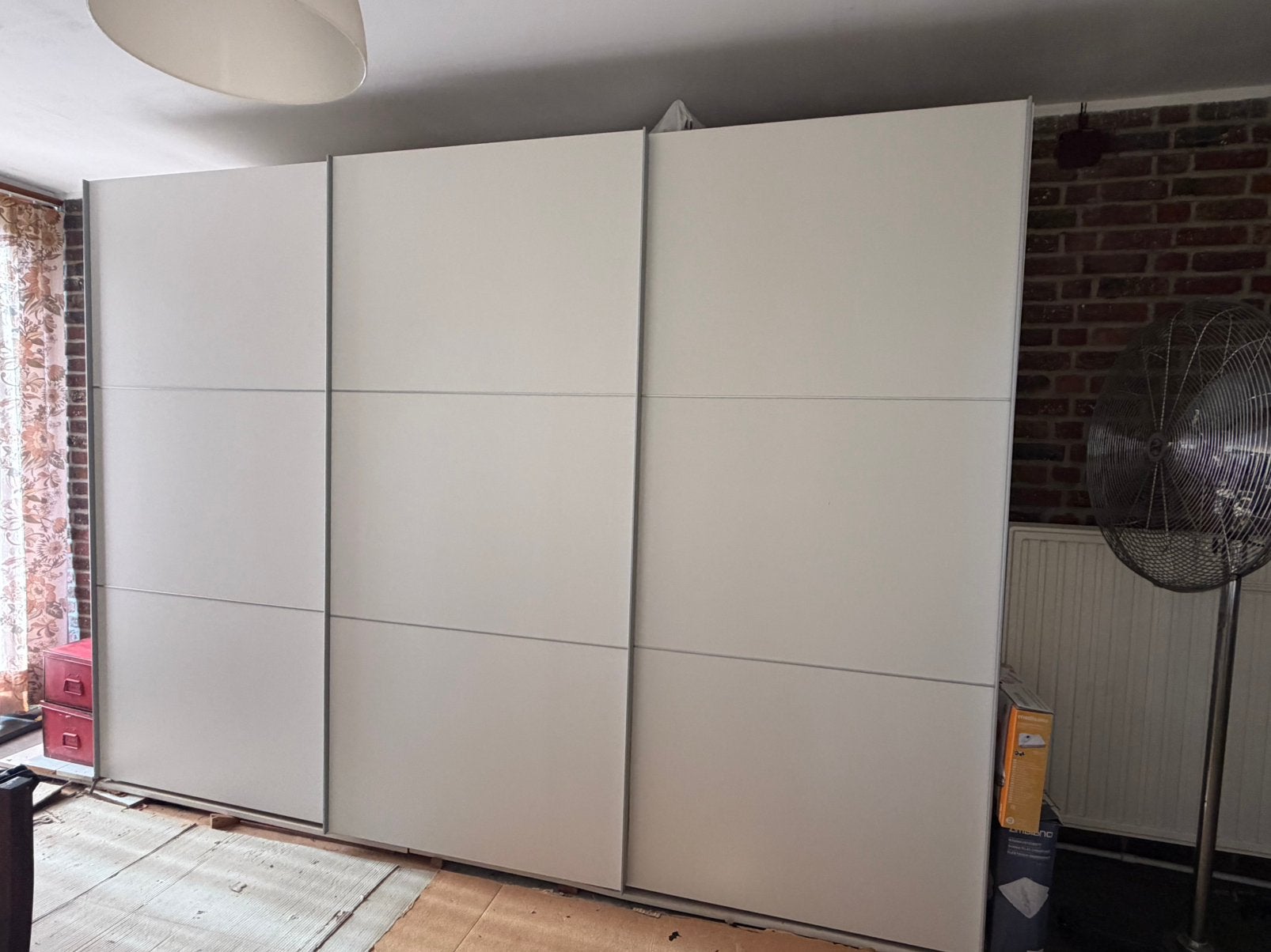 Kleerkast wit met 3 schuifdeuren, Ophalen, 200 cm of meer, Met plank(en), Zo goed als nieuw
