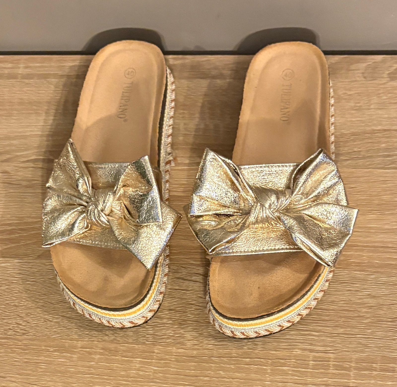 Mules dorées avec beau noeud - 39 - 22€, Enlèvement ou Envoi, Comme neuf, Sandales et Mûles