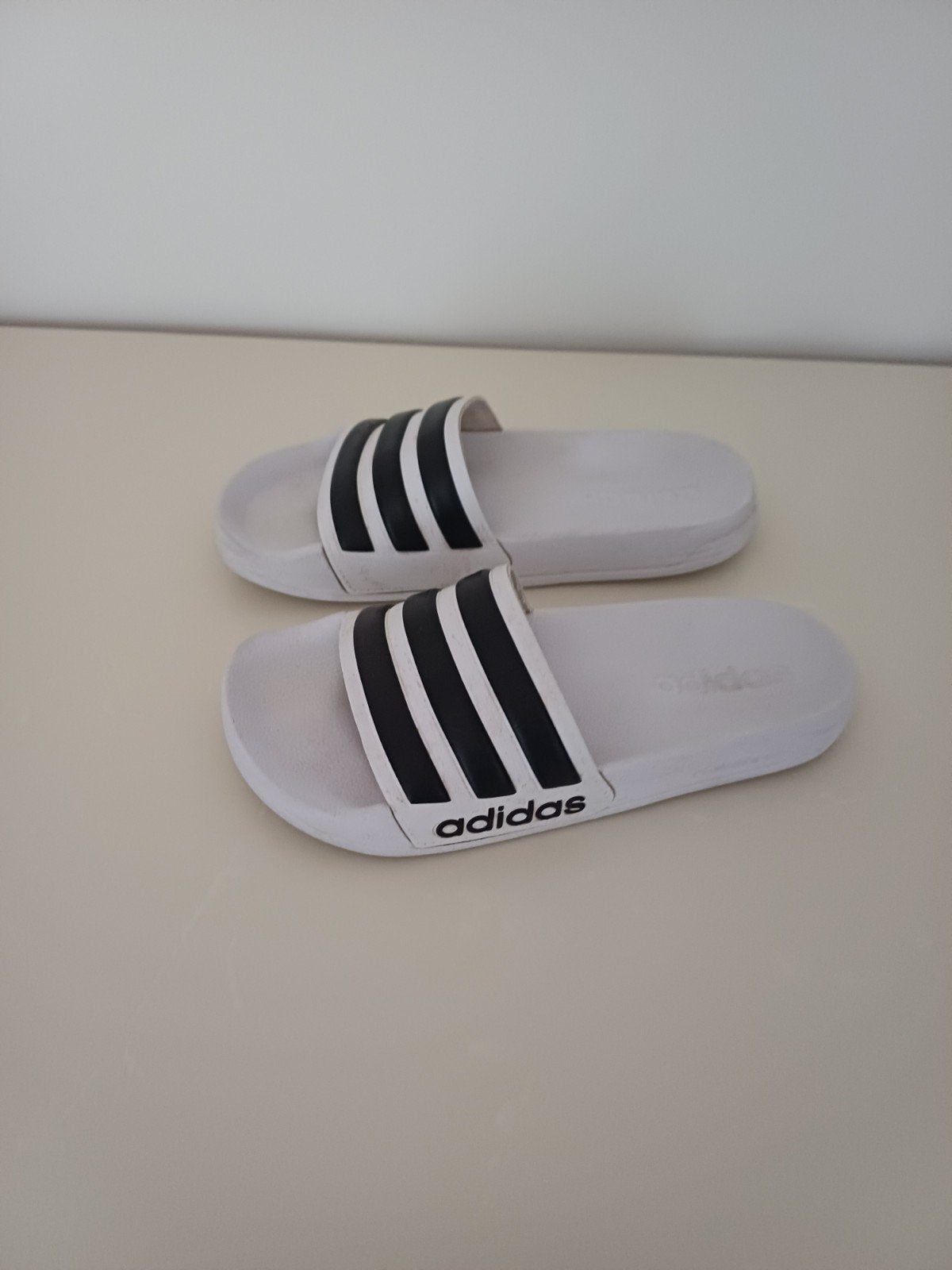 Adidas slippers maat 34 /35, Kinderen en Baby's, Kinderkleding | Schoenen en Sokken, Ophalen