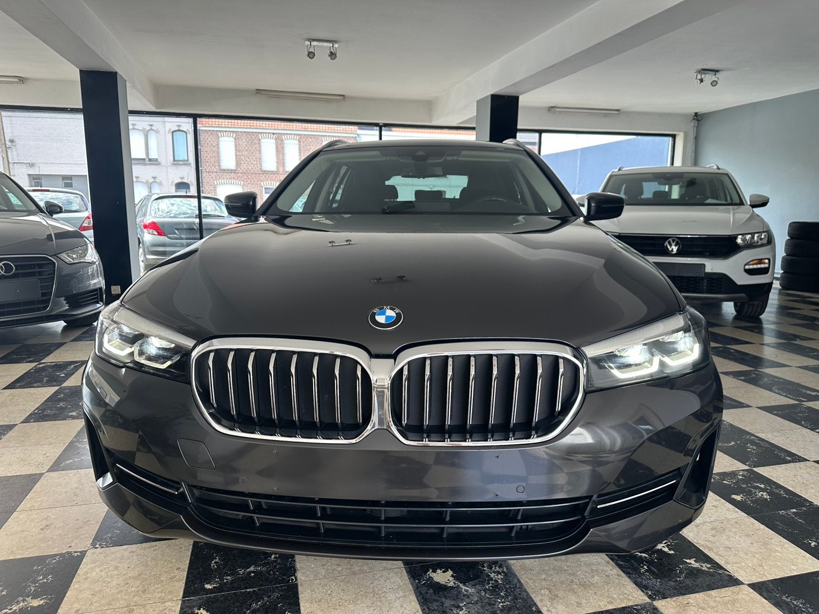 sur les véhicules hybrides rechargeables BMW 530 eA, Cuir, Entreprise, Noir, 5 portes