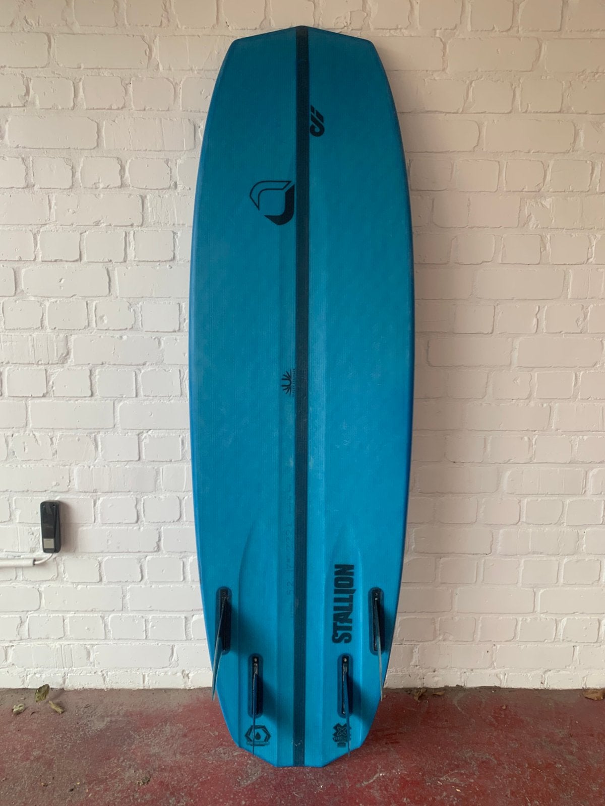 BWS Stallion strapless kiteboard 5’2”, Sports nautiques & Bateaux, Enlèvement, Utilisé, Autres types, Avec ailerons