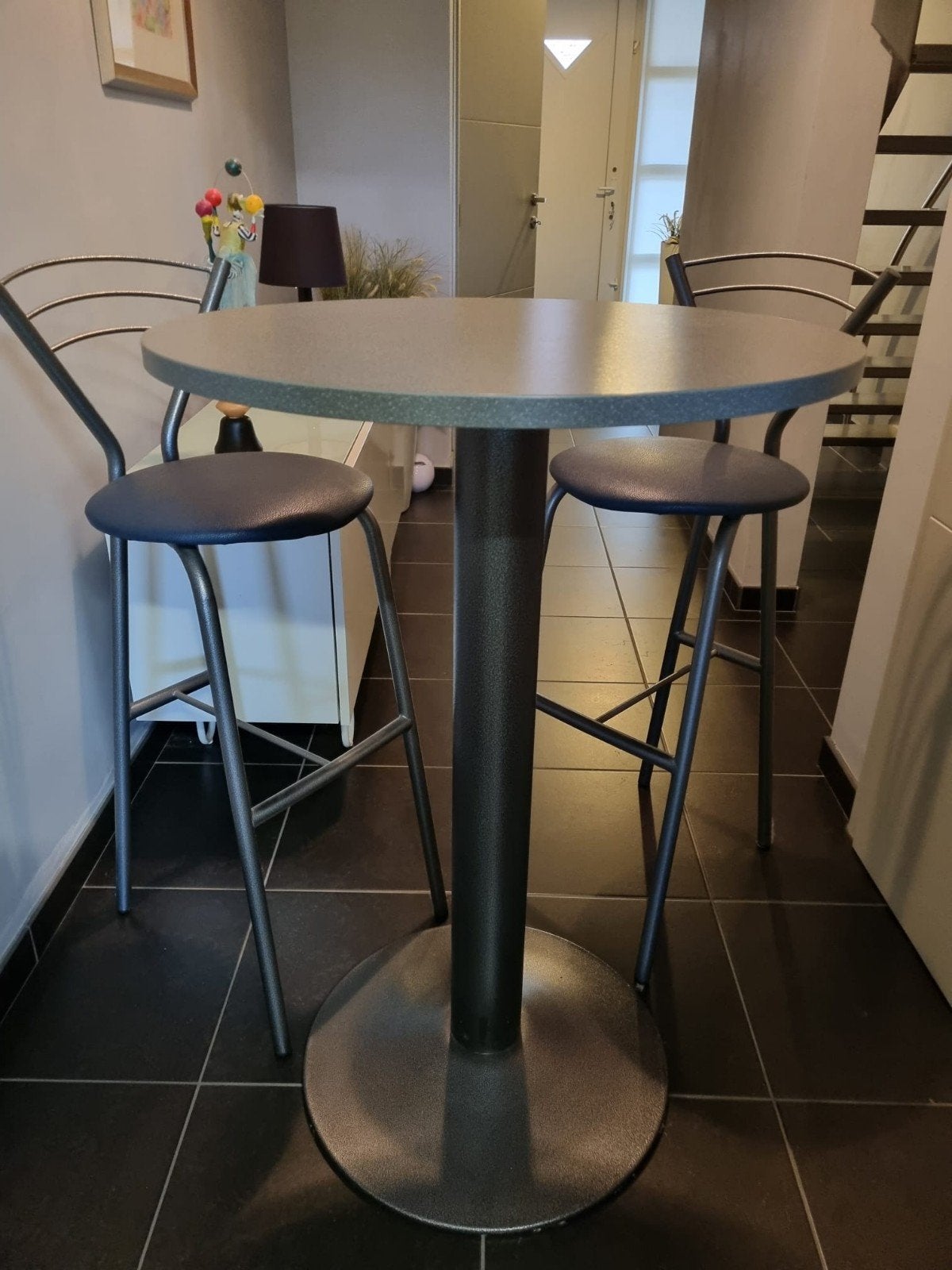 Bistro tafel + 2 bijhorende stoelen., Ophalen, Zo goed als nieuw