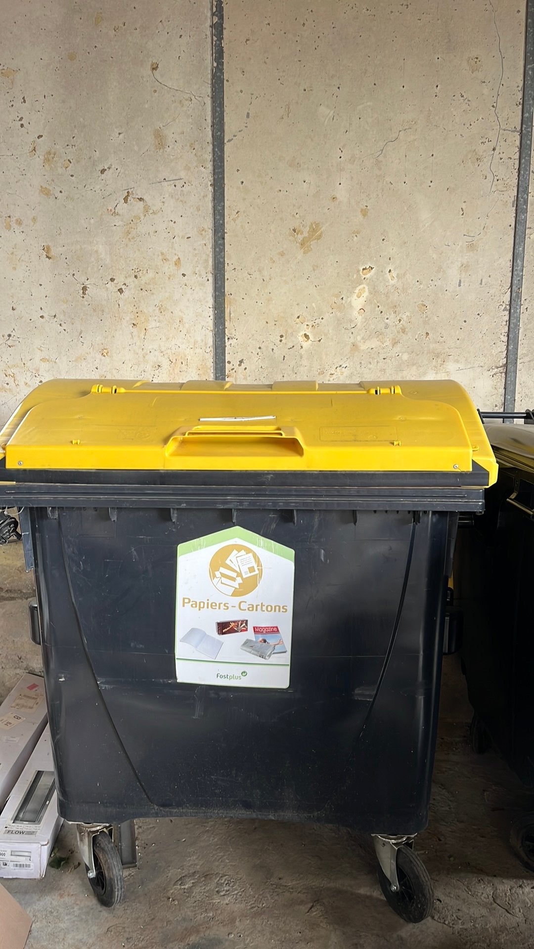 Poubelle a cartons grand format agrée par la commune, Enlèvement, Comme neuf