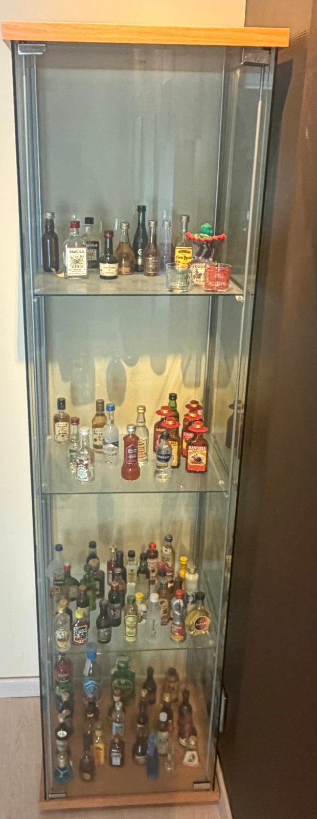 Kast met miniaturen drankflesjes, Ophalen, Zo goed als nieuw