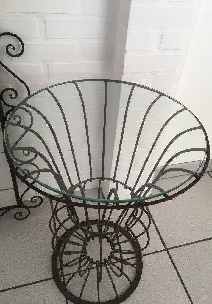 Table en fer forger, Enlèvement