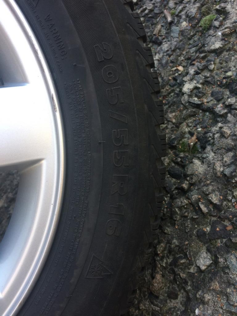 4 JANTES ALU ET PNEUS HIVERS BMW SERIE 3, Autos : Pièces & Accessoires, Pneus et Jantes, 16 pouces, 205 mm, Enlèvement
