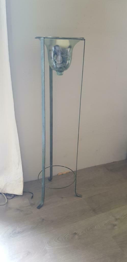 Staander met glazen pot, Ophalen