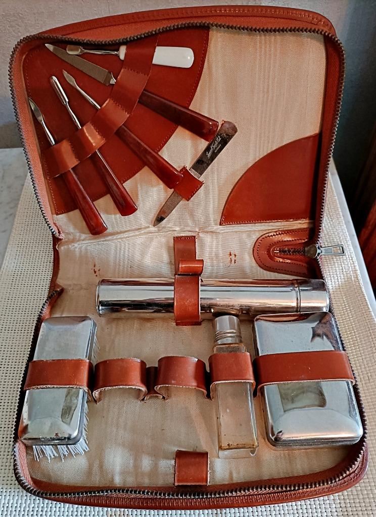 Nécessaire de toilette vintage en cuir, 2 éléments manquants, Enlèvement ou Envoi, Comme neuf, Brun, Homme ou Femme