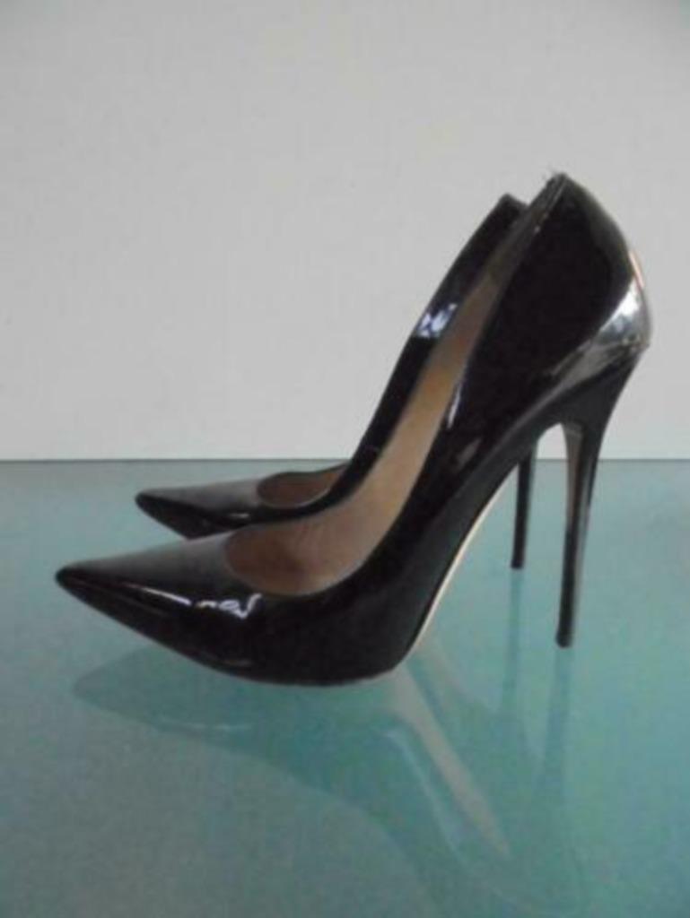 Gratis Verzenden | Jimmy Choo zwarte lak hakken 39.5, Kleding | Dames, Schoenen, Verzenden, Zwart, Zo goed als nieuw, Schoenen met hoge hakken