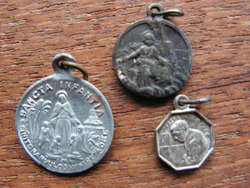 Lot de 3 petites médailles., Collections, Religion, Utilisé, Bijoux, Enlèvement ou Envoi