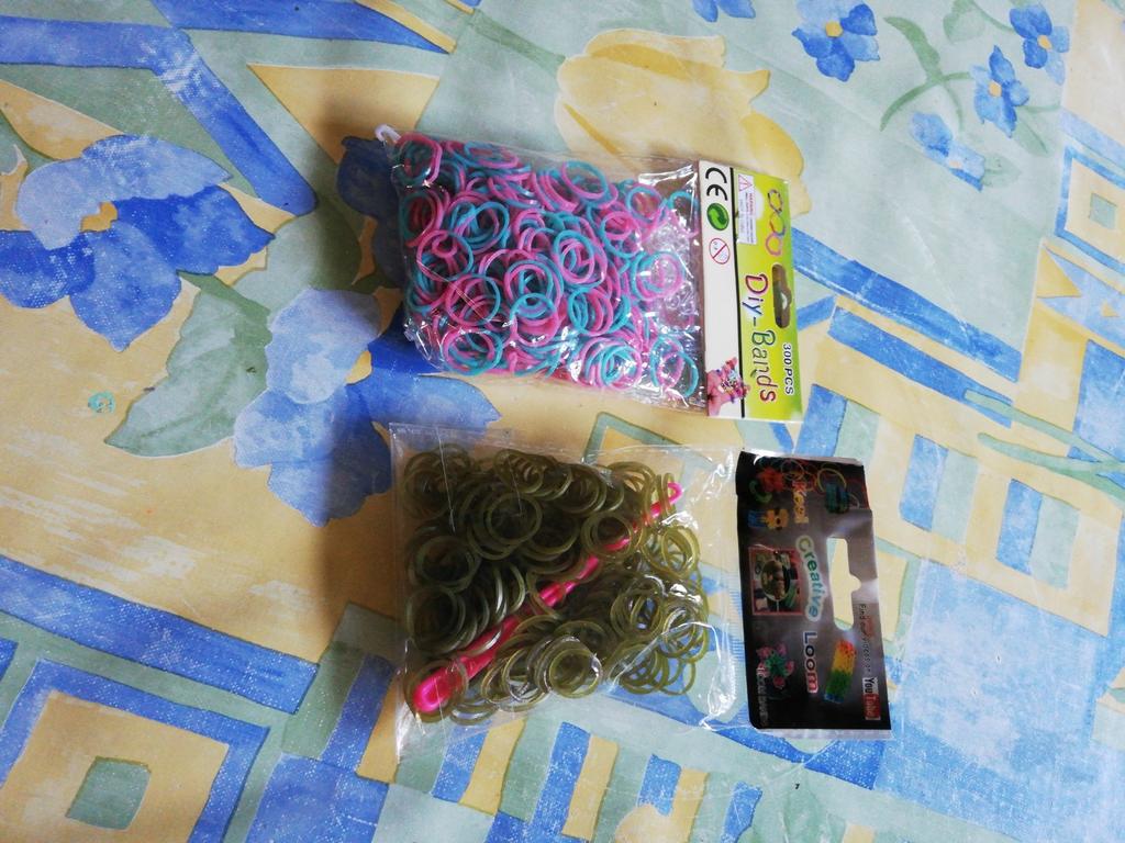 2 sachets élastiques fabrication bracelets avec crochet., Enlèvement ou Envoi, Comme neuf