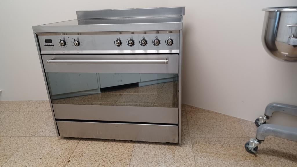 Professioneel fornuis met inductieplaat Smeg, Ophalen, Gebruikt, Vrijstaand, Elektrisch