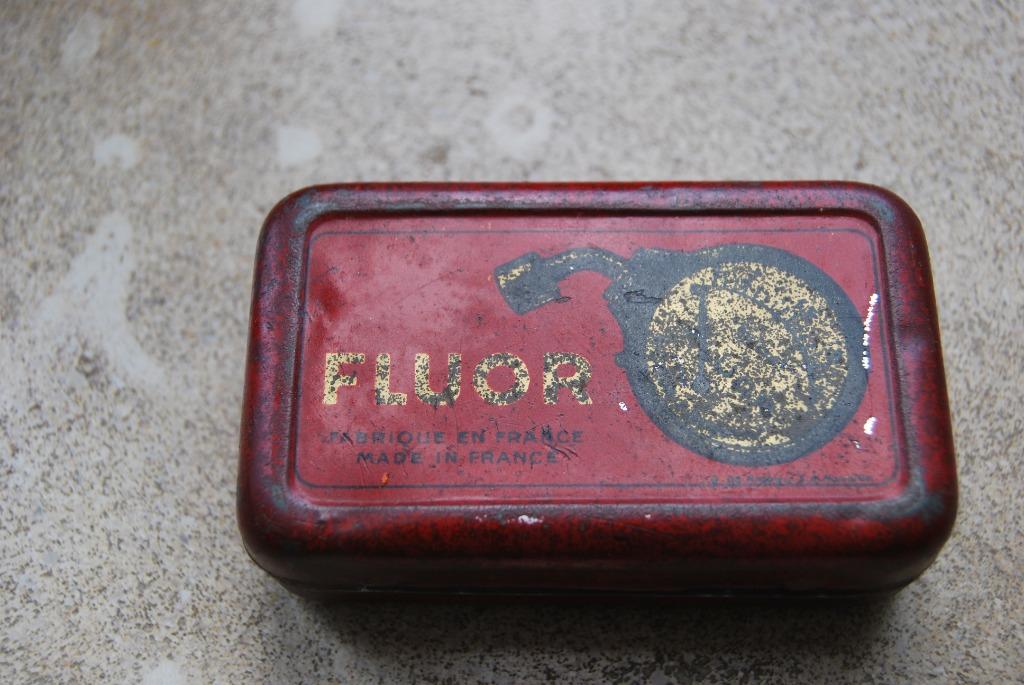 ZELDZAAM. OUDE DOOS VAN PLAATSTAAL. MICHELIN FLUOR DRUKMETER, Verzamelen, Verzenden