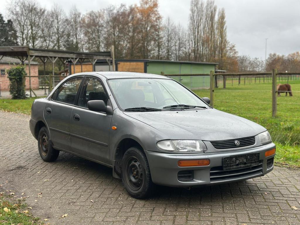 Mazda 323 Benzine automaat  oldtimer 800€ zo meenemen, Auto's, Automaat, Bedrijf, Berline, 5 deurs