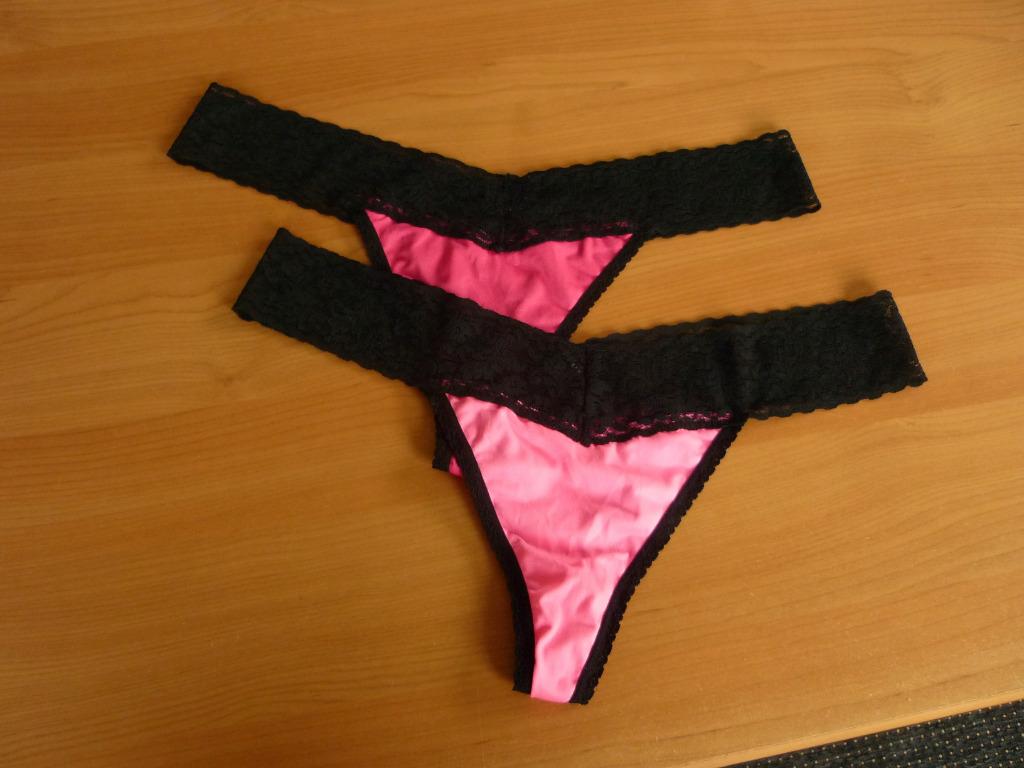 Set van 2 zwarte kanten strings met fuchsia roze satijn MtL, Kleding | Dames, Ondergoed en Lingerie, Ophalen of Verzenden, Roze