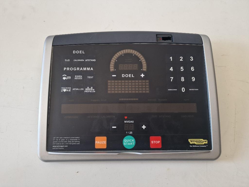 Écran LED Excite 700 Technogym remis à neuf, Enlèvement, Comme neuf, Bras, Autres types