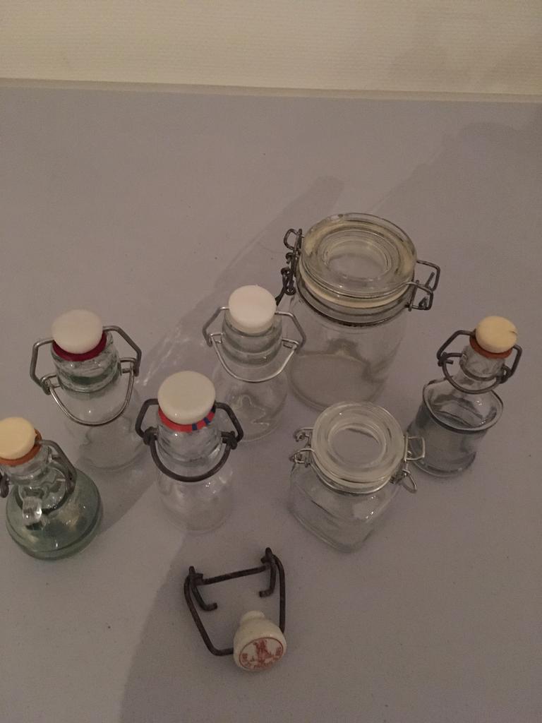 Kleine flesjes met PORSELEINEN dop., Verzamelen, Glas en Drinkglazen, Ophalen