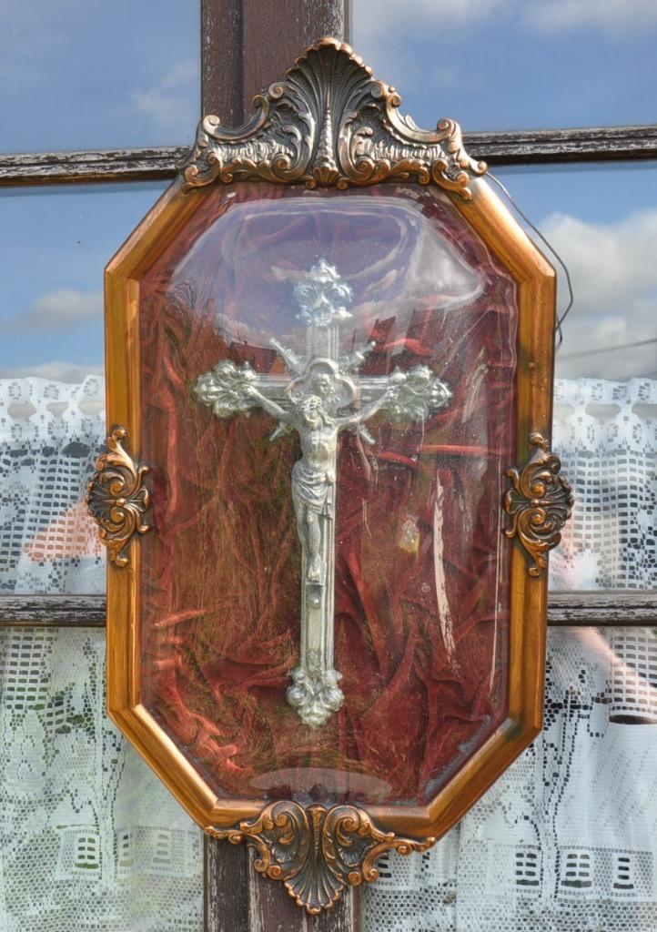 D grand crucifix dans cadre bombé avec tour cuivre rouge, Ophalen