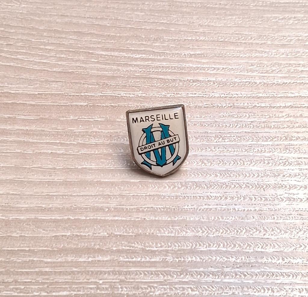 PIN - OLYMPIQUE MARSEILLE - DROIT AU BUT - VOETBAL FOOTBALL, Verzenden, Gebruikt, Sport, Speldje of Pin