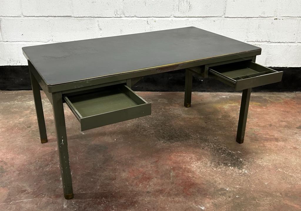 Belle table de bureau des années 50, Enlèvement