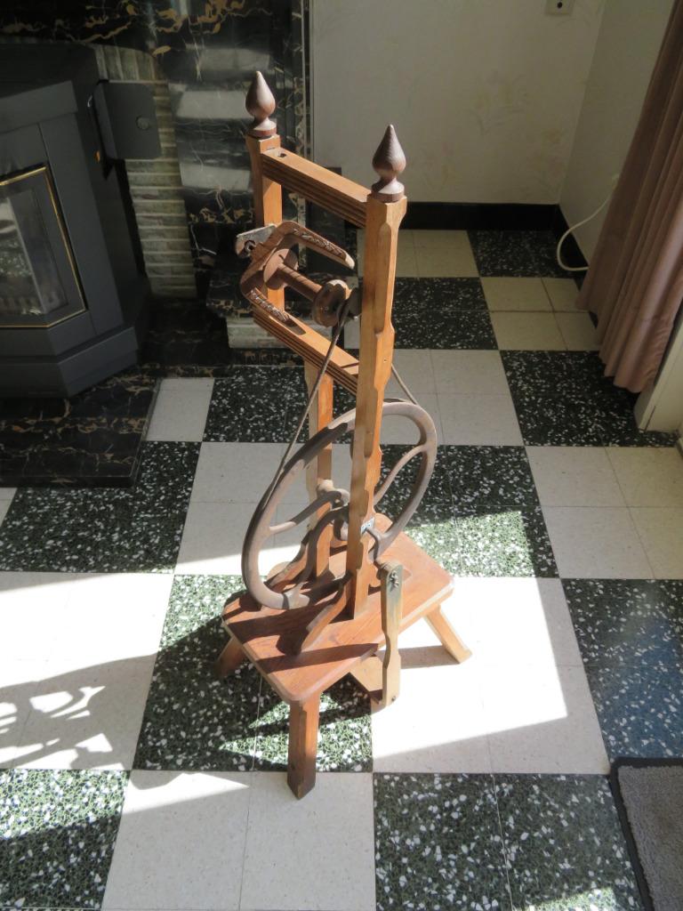 Un ancien rouet complet ., Enlèvement, Utilisé, Rouet