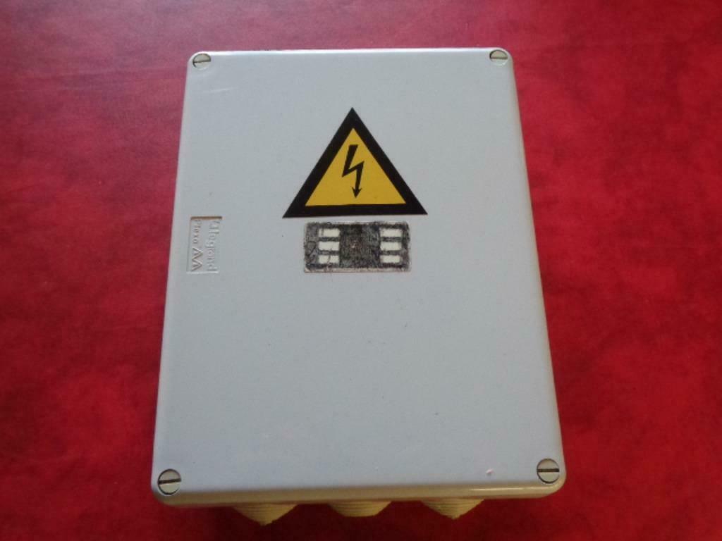 Coffret élect. 220V pour enseigne Haute Tension, Enlèvement ou Envoi, Utilisé, Autres types
