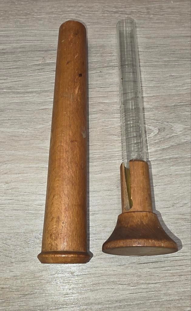 Het object in de afbeelding is een Esbach-albuminometer, Ophalen