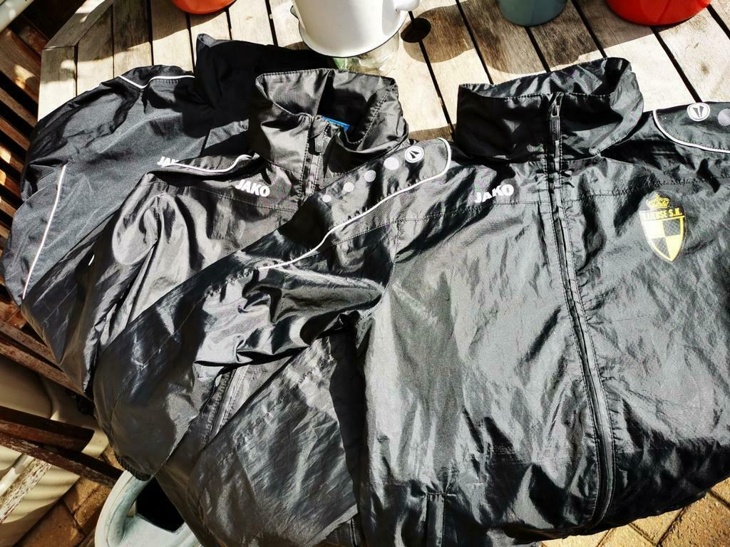 K. Lierse SK kids 2 vestes de pluie, pull, veste diff. Taill, Taille S, Enlèvement ou Envoi, Comme neuf, Accessoires de club