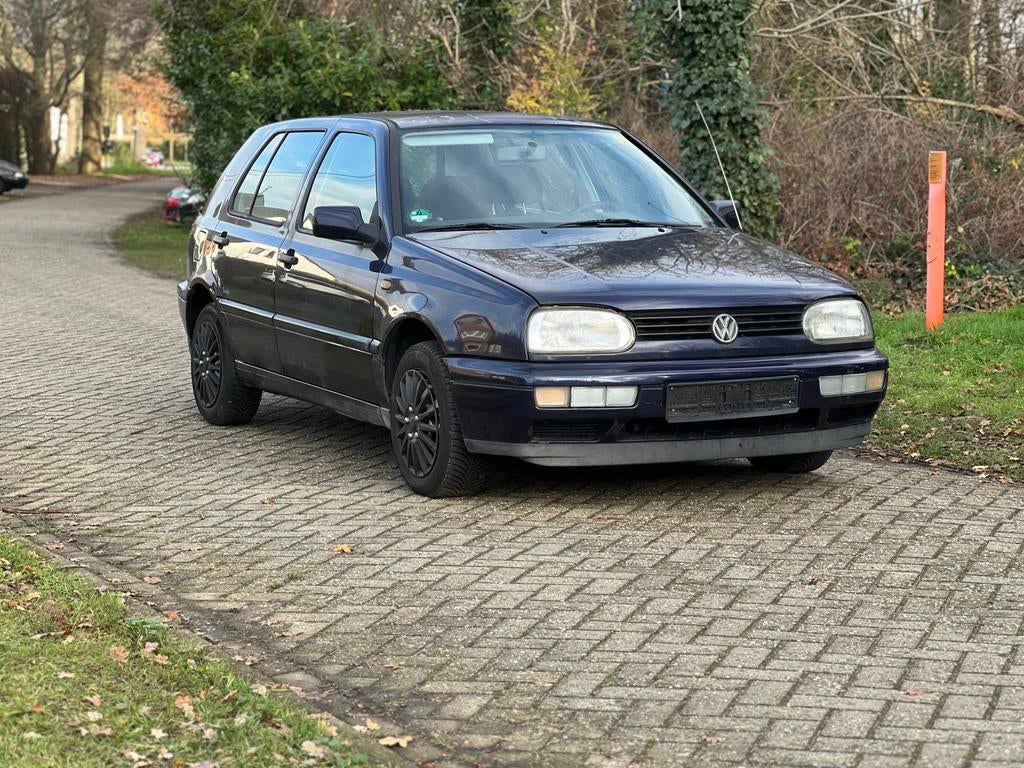 Volkswagen Golf 3 1.8 Benzine Automaat 165000 km 1000€, Auto's, Automaat, Blauw, Bedrijf, Berline