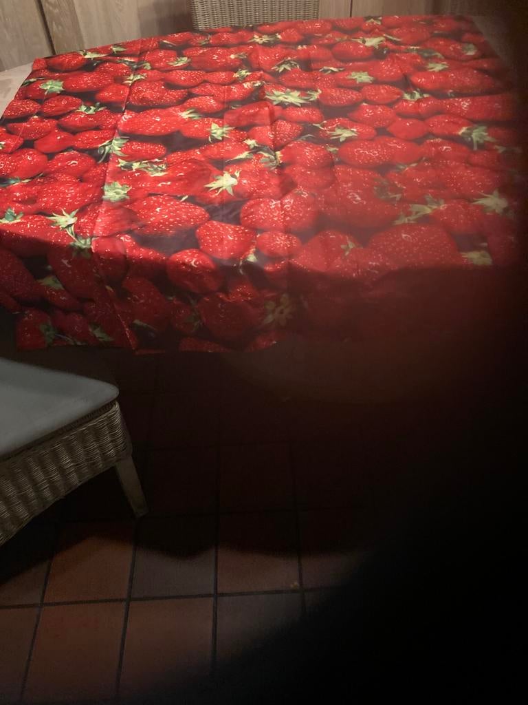 Tafellaken te koop met aardbeien, Ophalen, Zo goed als nieuw