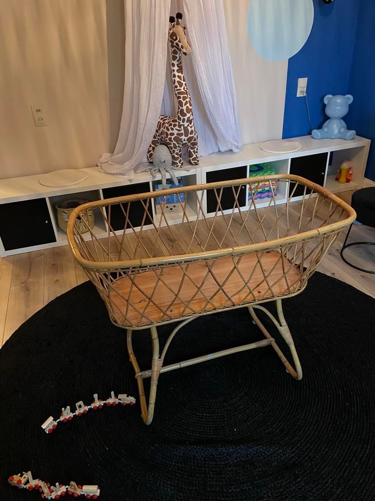 Rotan Babybed met bijpassende aerosleep matras, Ophalen of Verzenden, Zo goed als nieuw