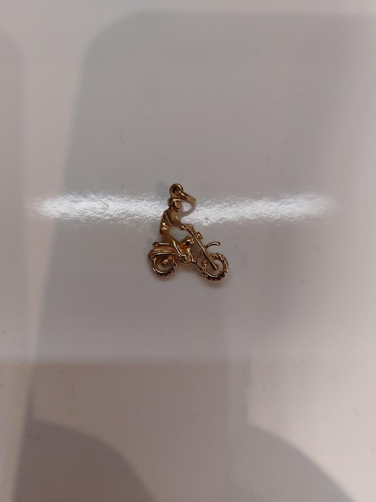 Pendentif motocross en or plaqué, Bijoux, Sacs & Beauté, Bracelets à breloques, 1 bracelet à breloques, Enlèvement ou Envoi, Comme neuf