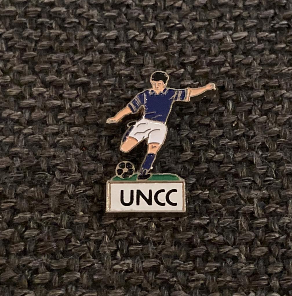 PIN - UNCC - VOETBAL - FOOTBALL, Envoi, Utilisé, Sport, Insigne ou Pin's