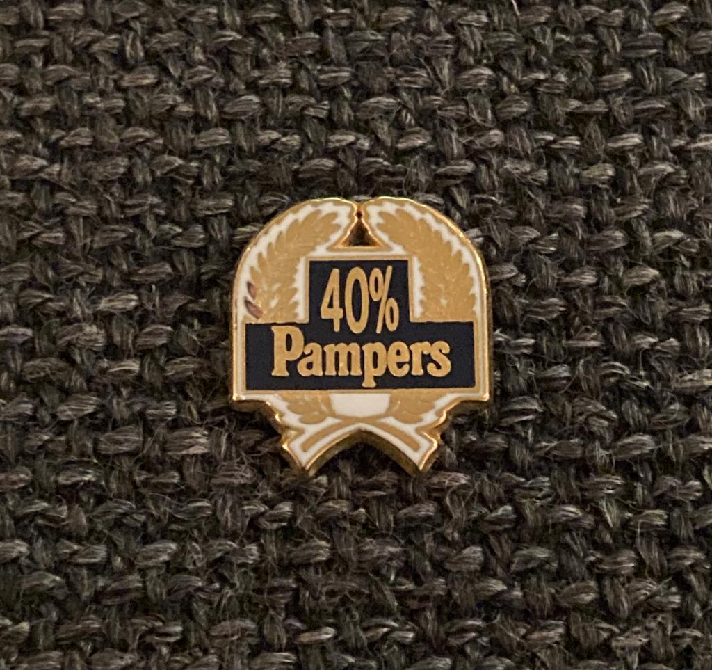 PIN - 40% PAMPERS, Verzamelen, Verzenden, Gebruikt, Overige onderwerpen, Speldje of Pin