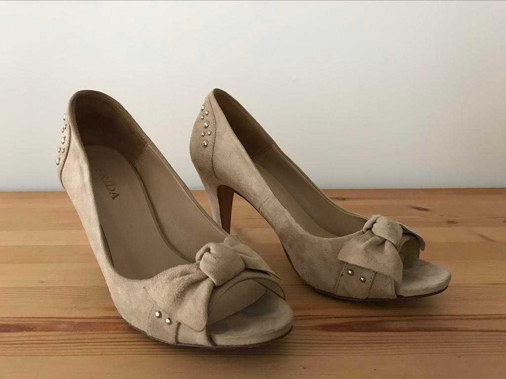 Frida beige daim lederen sandalen peeptoe met studs mt 39, Kleding | Dames, Schoenen, Frida, Gedragen, Sandalen of Muiltjes, Ophalen of Verzenden