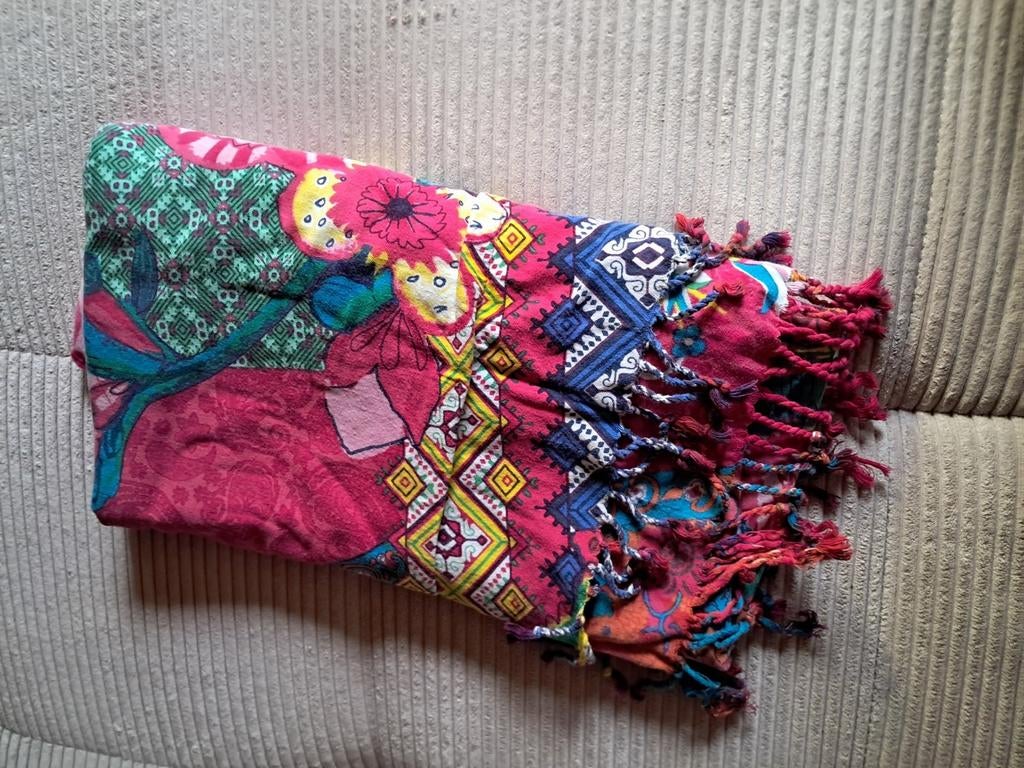 DESIGUAL strandlaken 70 x 170 cm, Handtassen en Accessoires, Ophalen, Zo goed als nieuw